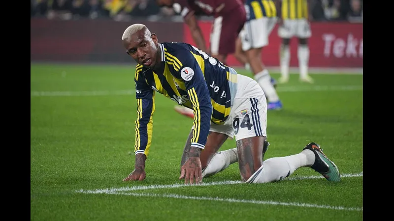 Cầu thủ Fenerbahce nỗ lực giữ bóng trước sự áp đảo từ FCSB Cầu thủ Fenerbahce nỗ lực giữ bóng trước sự áp đảo từ FCSB